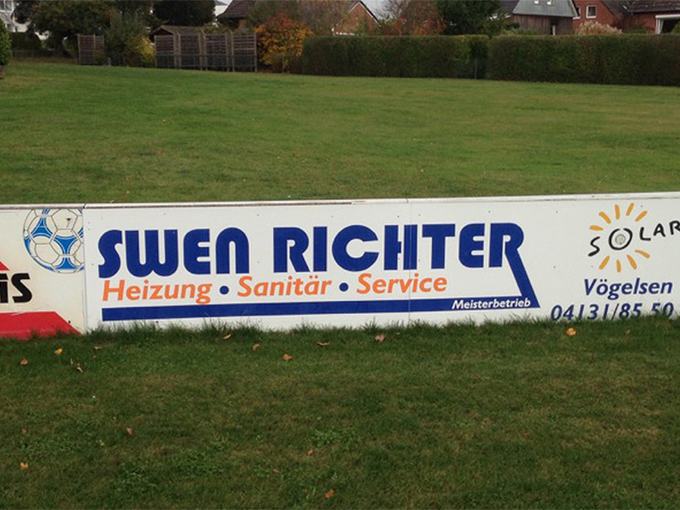 Bandenwerbung an einem Fußballfeld