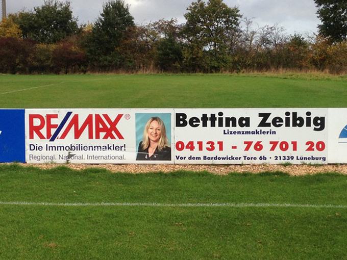 Werbebande an einem Sportplatz