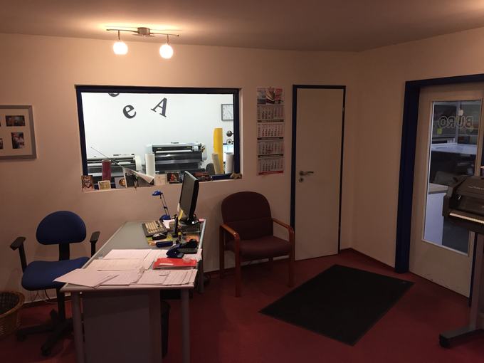 Büro mit Arbeitsplätzen