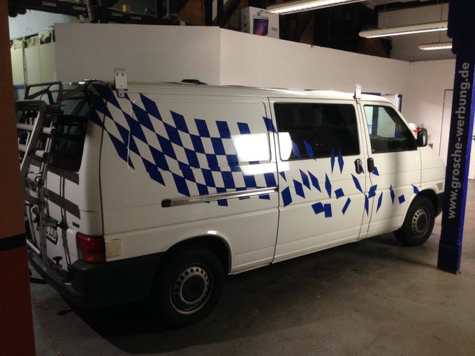 Kastenwagen mit Firmenbeschriftung