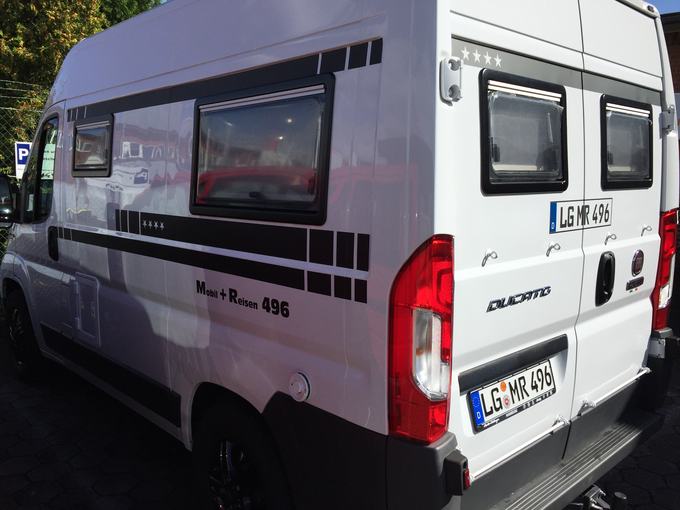 Transporter mit Firmenbeschriftung