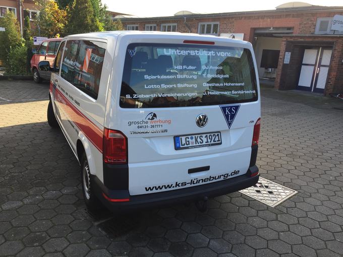 Transporter mit Heckbeschriftung