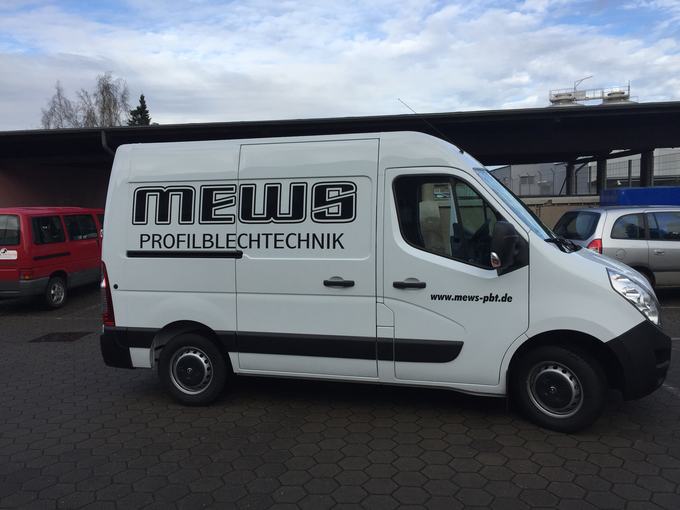 Transporter mit Logo und Kontaktdaten