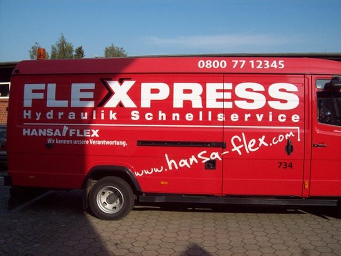 Roter Transporter mit Schriftzug