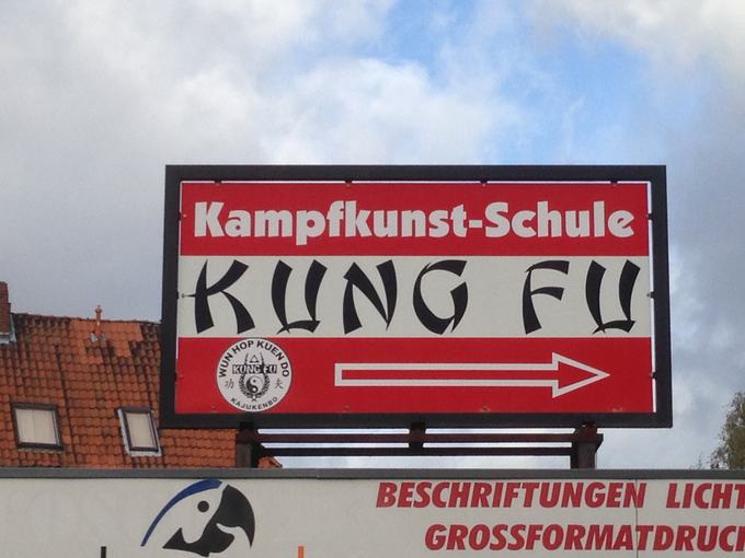 Fassadenschild mit Beschriftung