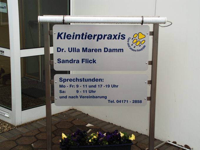 Großflächiges Firmenschild an einer Halle