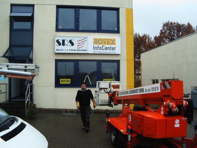 Firmenschild an einem Gewerbebau