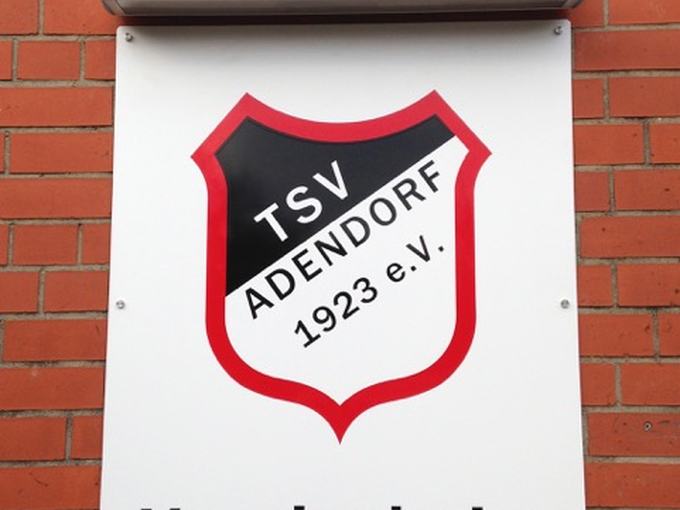 Vereinsschild an einer Sportanlage