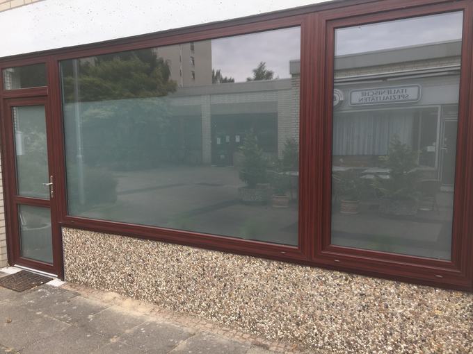 Fenster mit geschnittener Glasdekorfolie