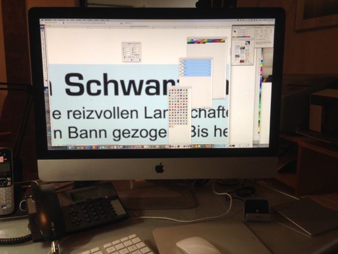 Farbfächer und Entwürfe auf dem Schreibtisch