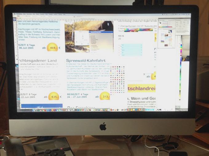 Arbeitsplatz mit zwei Monitoren im Grafikbüro