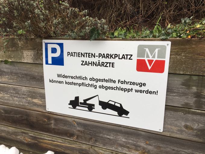 Hinweisschild mit Firmenlogo