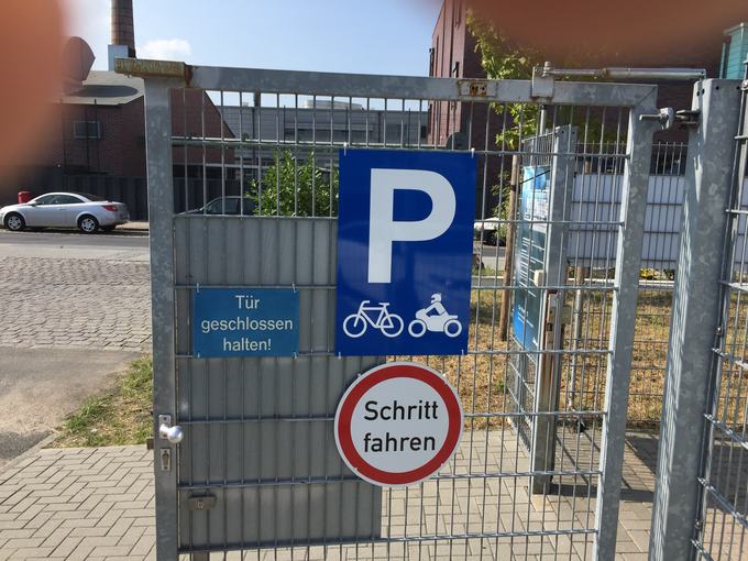 Hinweisschild an einem Gebäudeeingang