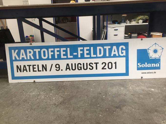 Serie einheitlicher Hinweisschilder