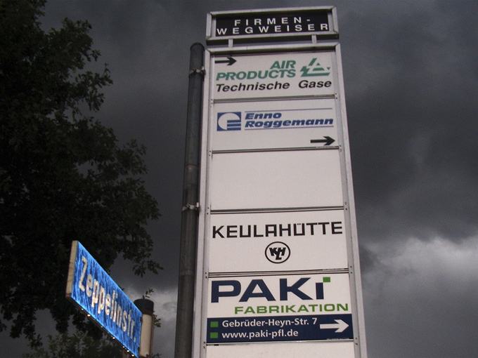 Hinweisschild an einer Einfahrt