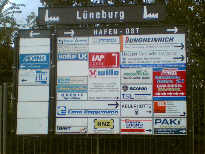Hinweisschild mit Piktogrammen