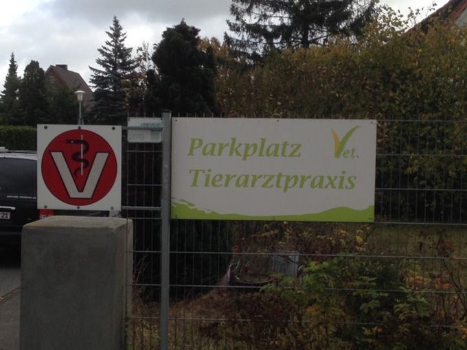 Praxisschild mit Öffnungszeiten