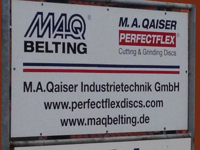 Beleuchtetes Schild über einem Eingang