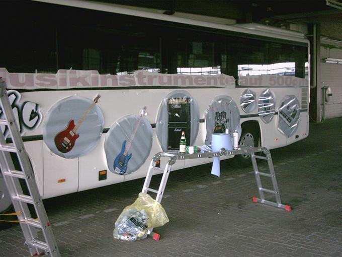 Beschrifteter Bus im Außenbereich