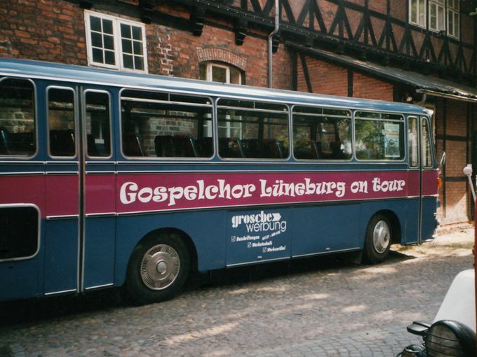 Bus mit Beschriftung eines Chores
