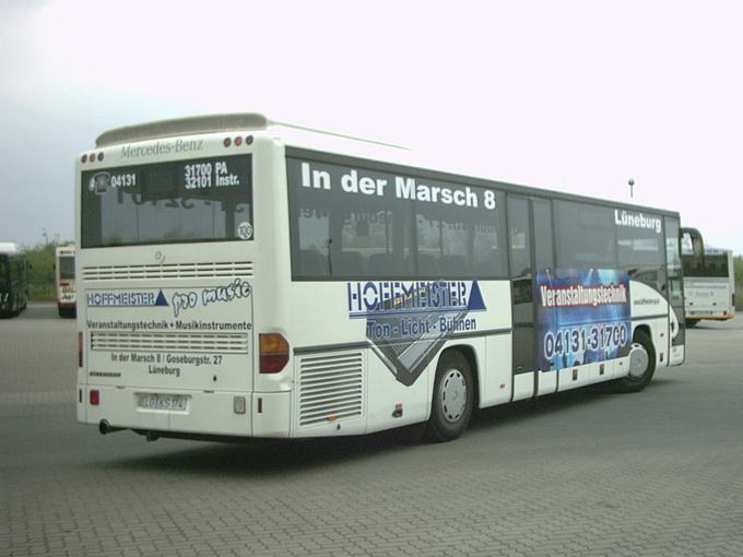 Reisebus mit Firmenbeschriftung