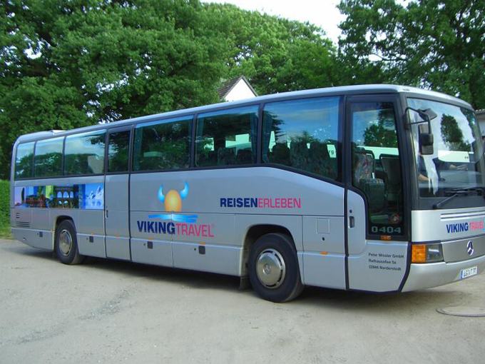 Reisebus mit vollflächiger Gestaltung