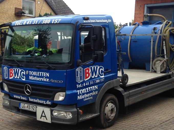 LKW eines Mietservice mit Werbebeschriftung