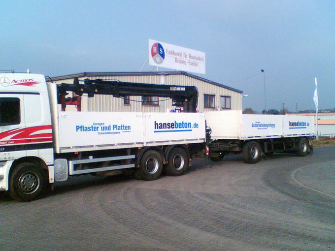 Beschrifteter Sattelzug