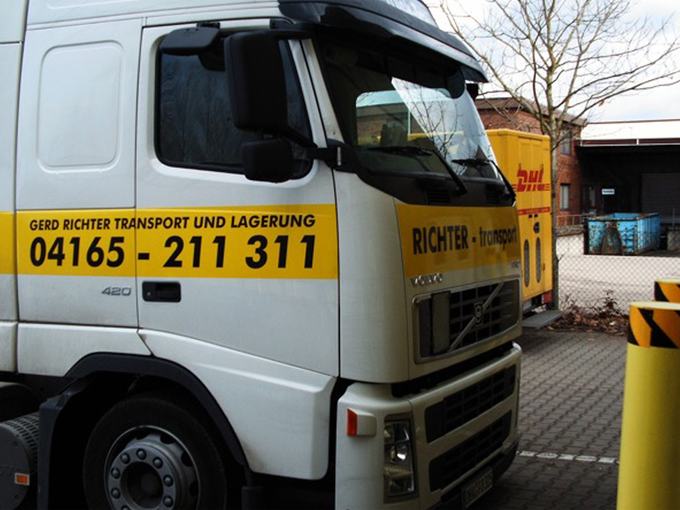 Beschrifteter LKW einer Spedition