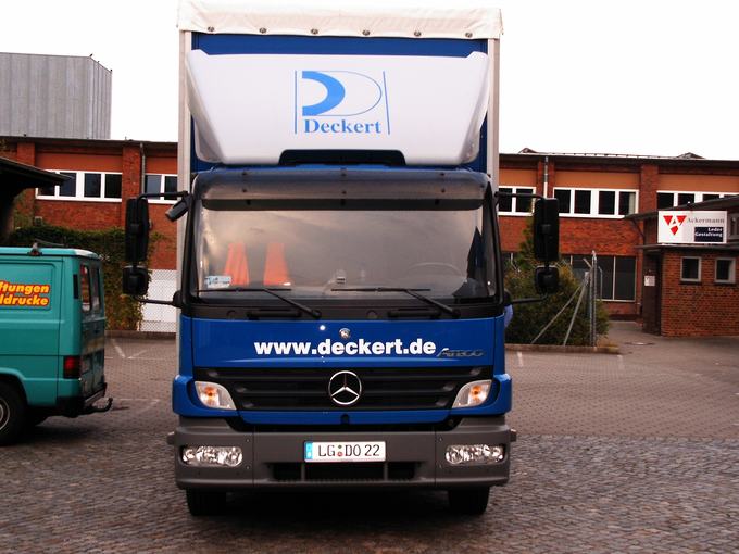 Bus während der Beschriftung in der Werkstatt