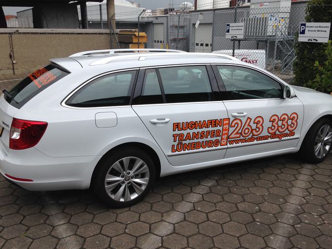 Beschrifteter Transporter eines Immobilienmaklers