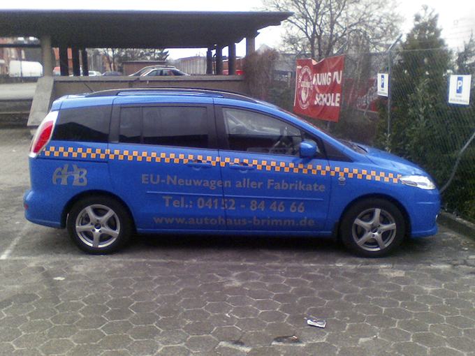 Kombi mit Firmenlogo