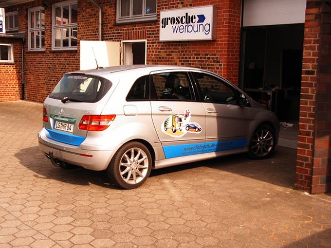 Kombi mit Firmenbeschriftung