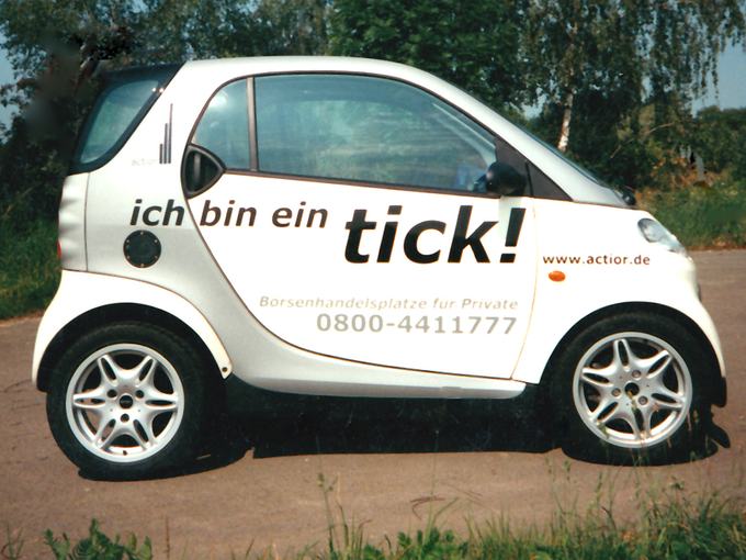Kleinwagen mit auffälliger Schrift