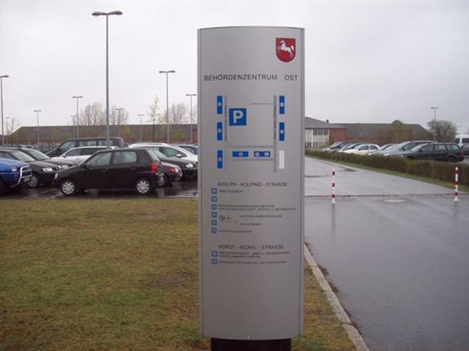 Pylon mit mehreren Firmenfeldern