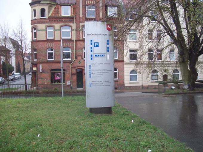 Wegweiser-Pylon in einem Gewerbegebiet