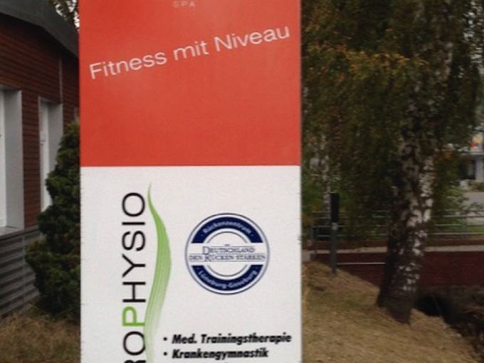 Pylon mit Logo und Hausnummer