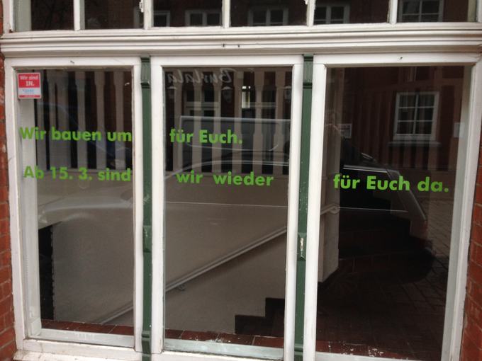 Schaufenster mit vollflächiger Gestaltung