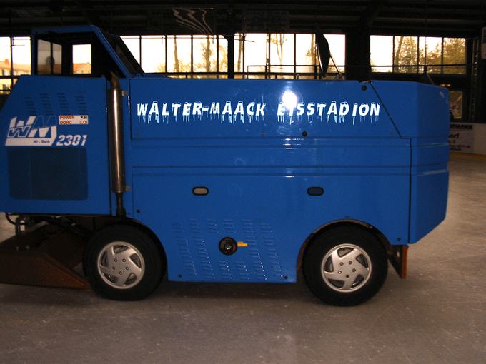 Fahrzeug mit Werbung für eine Eishalle