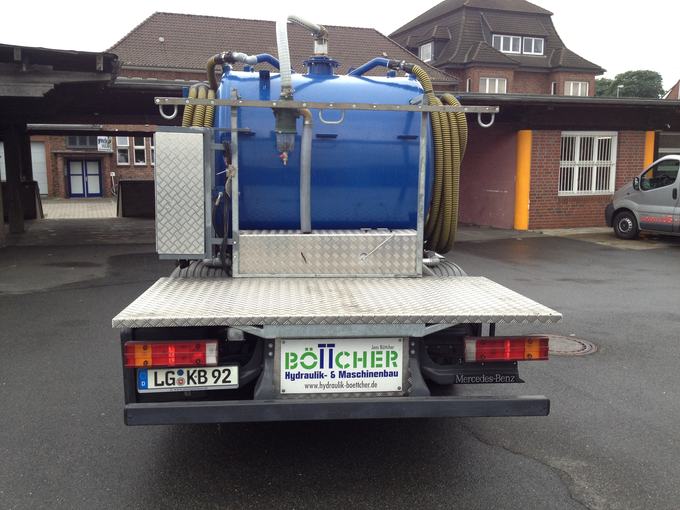 Sonderfahrzeug mit Folienbeschriftung