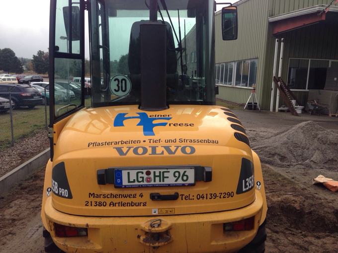 Arbeitsmaschine mit Firmenlogo