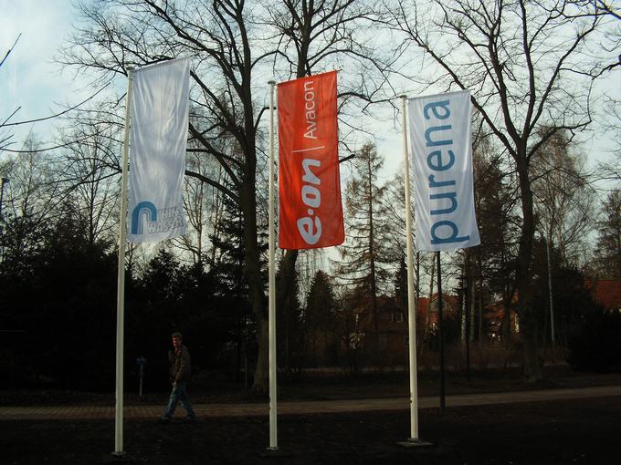 Fahnen mit Firmenlogos