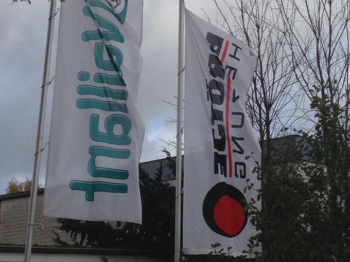 Beachflags vor einem Gebäude