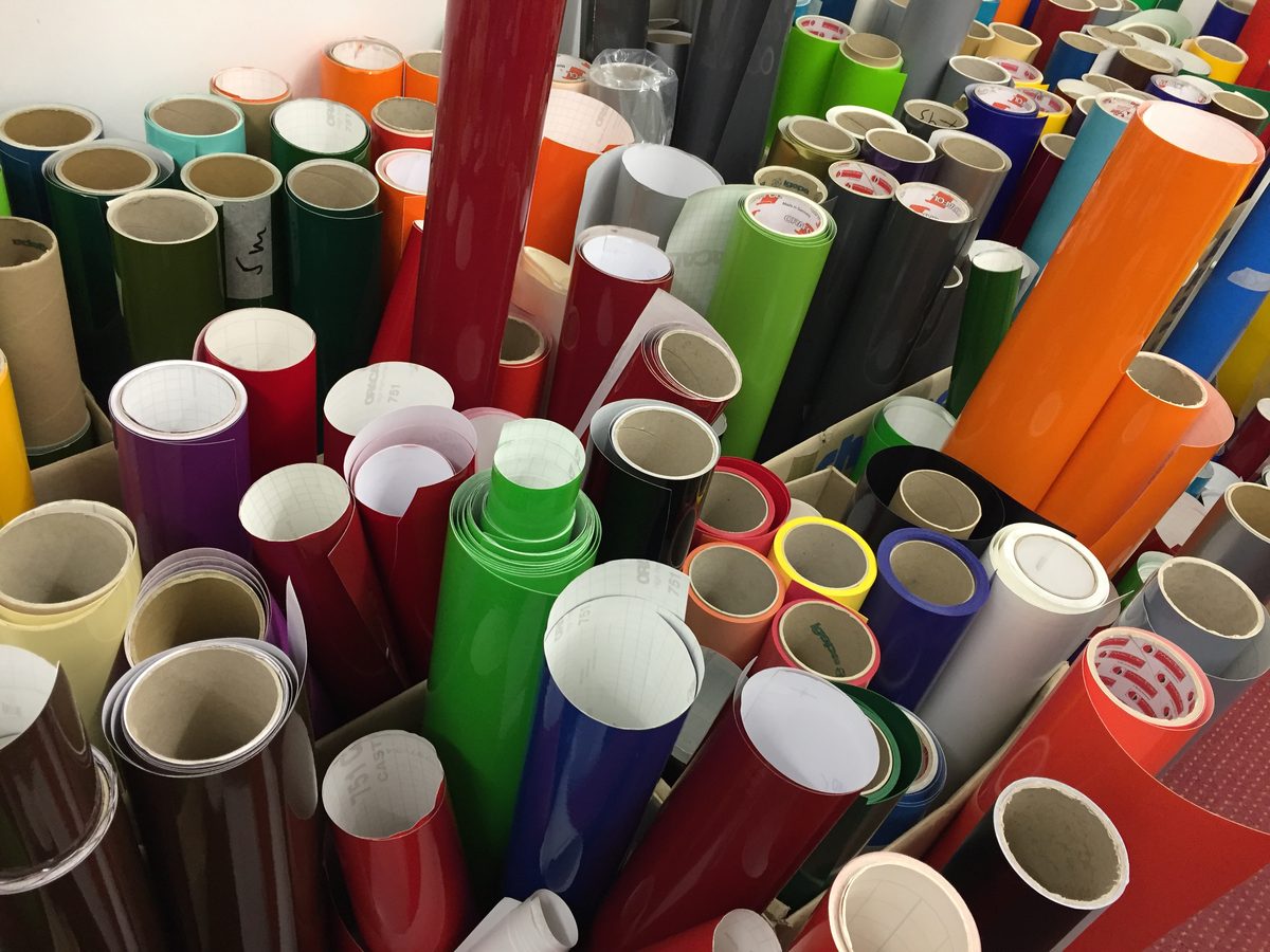 Farbige Folienrollen im Lager von Grosche Werbung